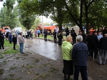 Жители Заводского района выстроились живым щитом перед застройщиками парка 60-летия Октября