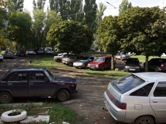 Депутат городской думы указал администрации Саратова на отсутствие безопасности у школы в Кировском районе