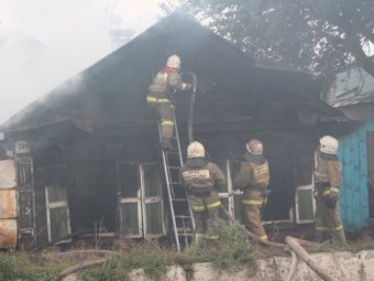 В центре Саратова, недалеко от АЗС, сгорел деревянный дом
