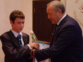Губернатор Радаев вручил молодым дарованиям по 30 тысяч рублей