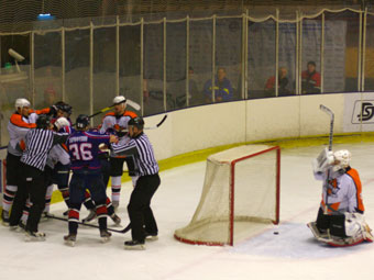 Саратовские хоккеисты устроили драку на льду во время домашнего матча