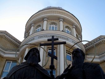 Памятник возле СГУ стал участником «Парада безграмотности»