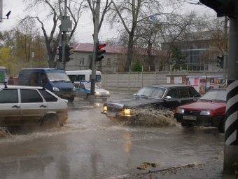 В результате аварии проезжая часть в центре Саратова оказалась под водой