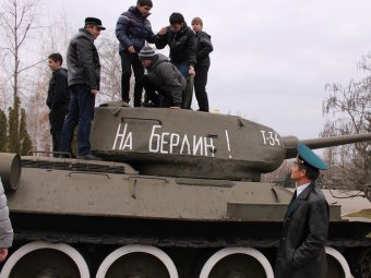 Саратовским старшеклассникам дали посидеть в танке