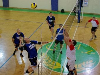 Губернатор области показал муниципальным чиновникам, как надо играть в волейбол