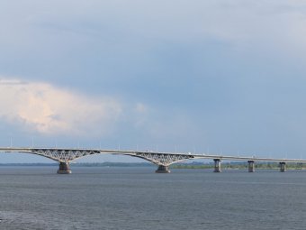 До середины дня закрыта одна полоса моста Саратов-Энгельс
