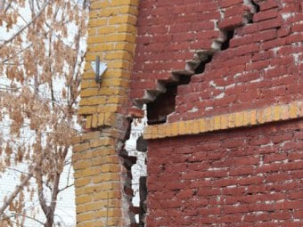 Жителям аварийного дома на Хользунова угрожает опасность