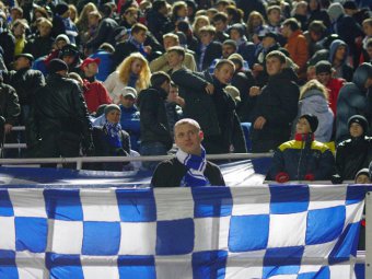 Российским болельщикам запретили проносить на стадионы вувузелы и газировку