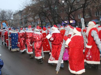 По Энгельсу прошел парад Дедов Морозов