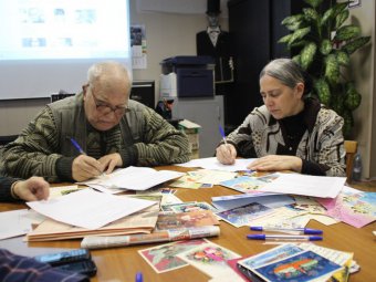 Саратовские оппозиционеры подписали новогодние открытки политическим заключенным 