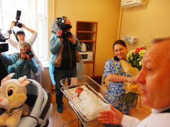 Губернатор поздравил первых жительниц области, ставших мамами в новом году