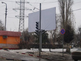 По маршруту следования Олимпийского огня билборды обтянули белой тканью
