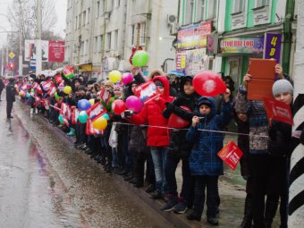 Олег Грищенко поблагодарил жителей Саратова, пришедших на эстафету Олимпийского огня, несмотря на дождь