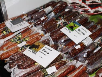 На продовольственной выставке в Саратове продают колбасу из лося на коньяке