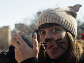 На проспекте Кирова устроили карнавальное шествие «мартовских кошек»