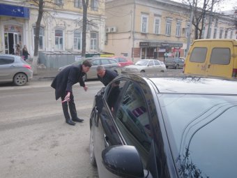 Столкновение иномарки с ГАЗелью затруднило движение общественного транспорта в центре Саратова
