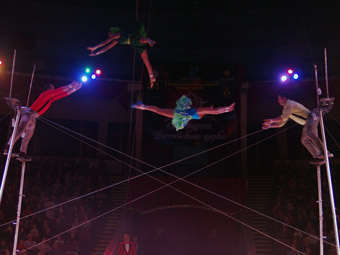 На открытии юбилейного фестиваля «Принцесса Российского цирка» акробаты бросались девушками