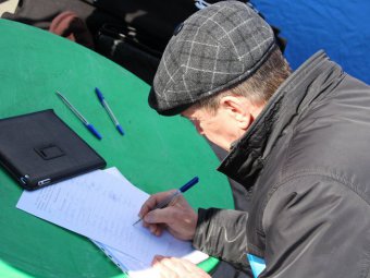 «Единая Россия» и «Молодая Гвардия» собирают подписи саратовцев в поддержку референдума в Крыму 