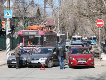Десяток троллейбусов стоят на улице Рахова из-за ДТП