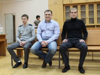 Из-за неявки адвоката суд перенес заседание по делу об избиении в Энгельсском УФСКН