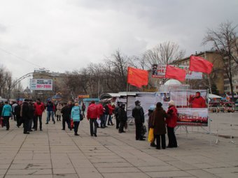 На пикете движения «Суть времени» устроили выставку, посвященную «анатомии Майдана»