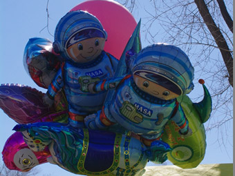 На праздновании Дня космонавтики продавали воздушные шары в виде астронавтов NASA