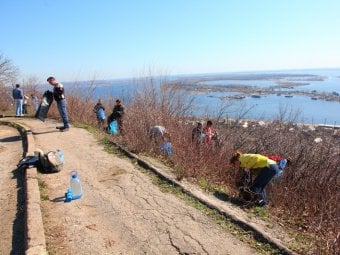 Саратовские активисты очистили склон Соколовой горы от мусора