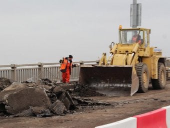 С начала ремонта на мосту Саратов-Энгельс рабочие сняли почти три тысячи погонных метров асфальта