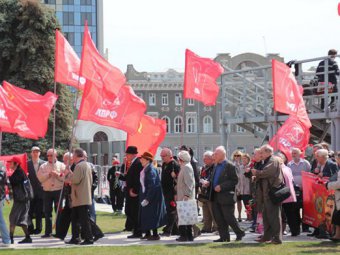 Саратовские коммунисты провели митинг у памятника Ленину на Театральной площади