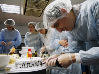 Саратовских журналистов за час научили делать торты и пирожные