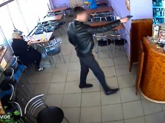 Полиция задержала двух мужчин, утром ограбивших кафе в Энгельсе