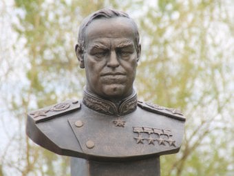 В День Победы на Соколовой горе открыли памятник Георгию Жукову 