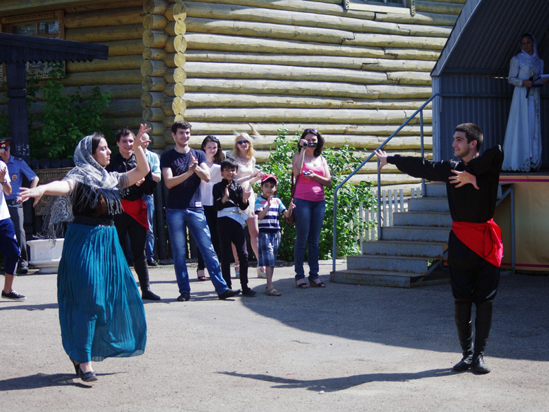 Фестиваль кавказского танца завершился массовым исполнением лезгинки