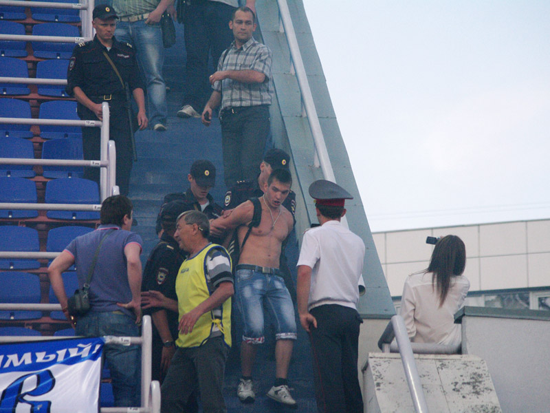 Фото задержанных после матча фанатов «Сокола» сличают с фотороботами преступников