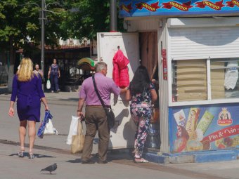 На проспекте Кирова табачный ларек продолжает торговать сигаретами, несмотря на запрет