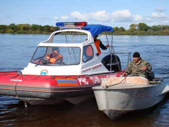 В течение дня сотрудники МЧС спасли четверых лодочников, терпевших бедствие
