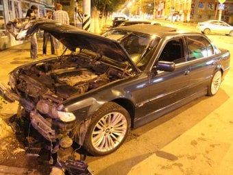 В центре Саратова BMW протаранила Hyundai. Есть пострадавшие