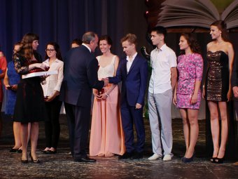 На губернаторском выпускном балу Валерий Радаев наградил выпускников знаками «За отличие в учебе»