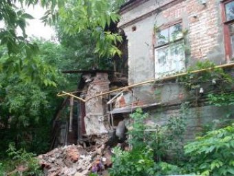 В центре Саратова обрушился аварийный дом, в котором проживает три семьи