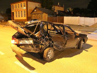 В центре Саратова два автомобиля столкнулись и протаранили забор СГАУ