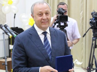 Губернатор Радаев отказался от шампанского на чествовании лучших семей Саратовской области