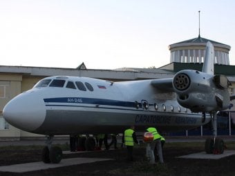 По улицам Саратова проехал пассажирский самолет Ан-24