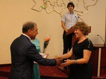 Замглавы администрации наградили за особый вклад в развитие торговли в Саратовской области