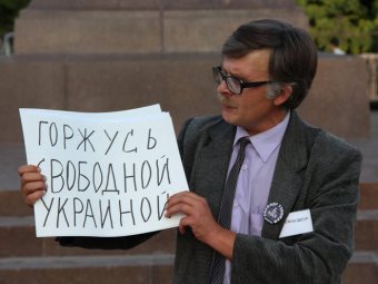 Пикетчик-оппозиционер Андрей Калашников сравнил количество фракций в парламентах России и Украины