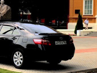 Автомобиль саратовского министра занял тротуар перед зданием музея