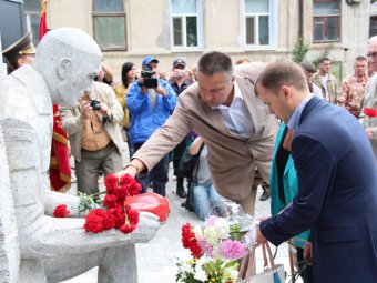 Саратовские спецназовцы возложили цветы в память погибшим воинам