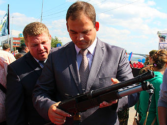 Депутат-спецназовец Дмитрий Кудинов устроил показ оружия на праздничной выставке