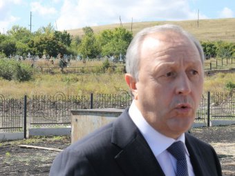 Валерий Радаев открыл образовательный комплекс с видом на кладбище