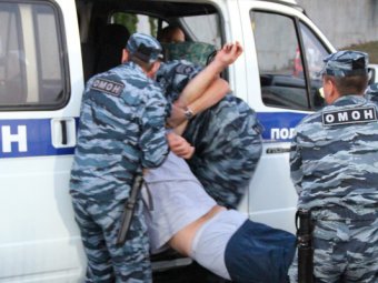 У входа на «Локомотив» пьяный болельщик ударил полицейского