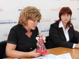 Министр культуры Светлана Краснощекова продемонстрировала прессе «козу-дерезу»